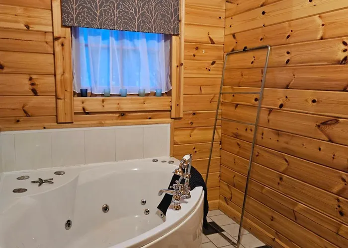 בקתה Woodland Log *